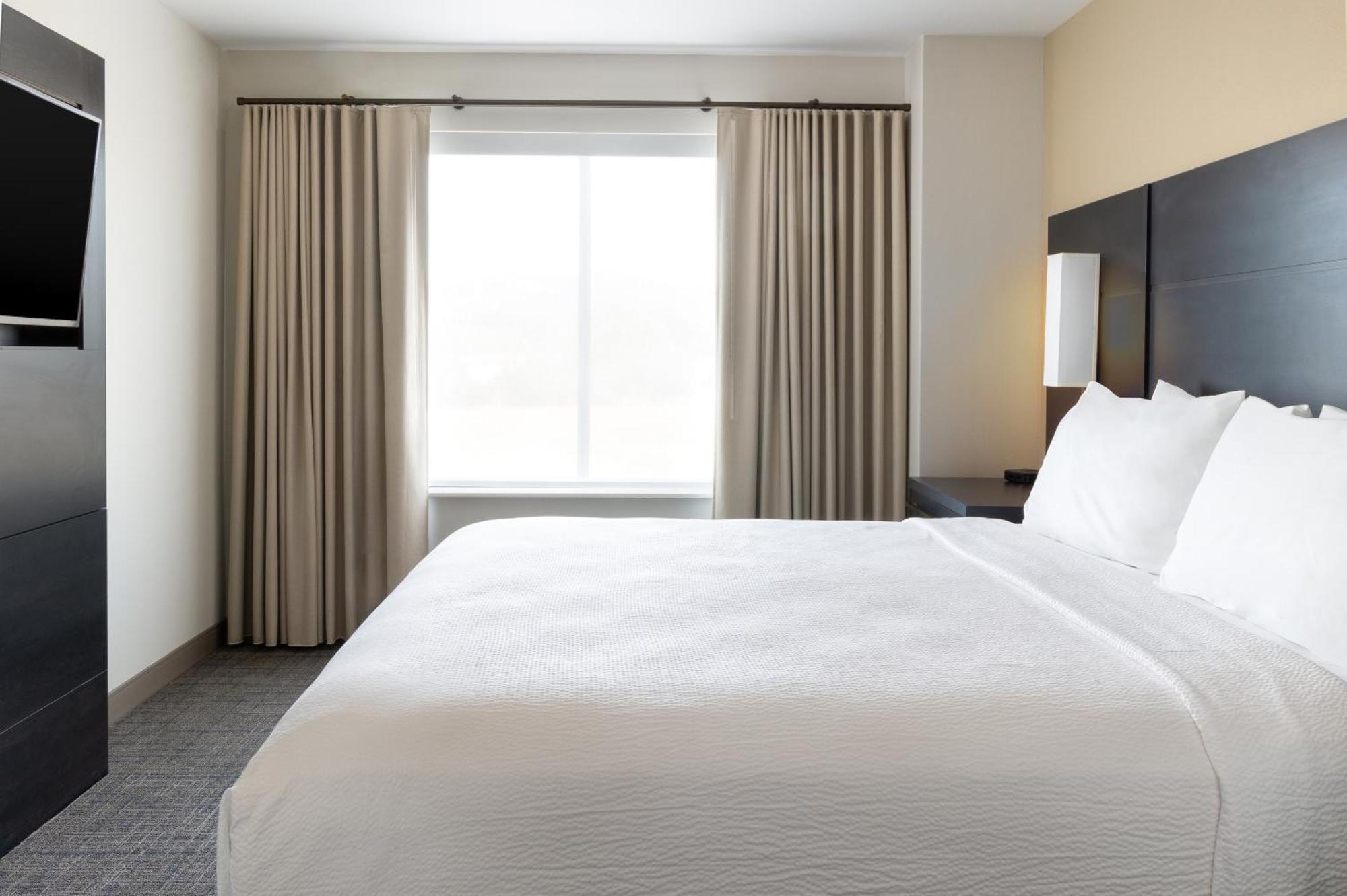 By Marriott Riverside Hotel