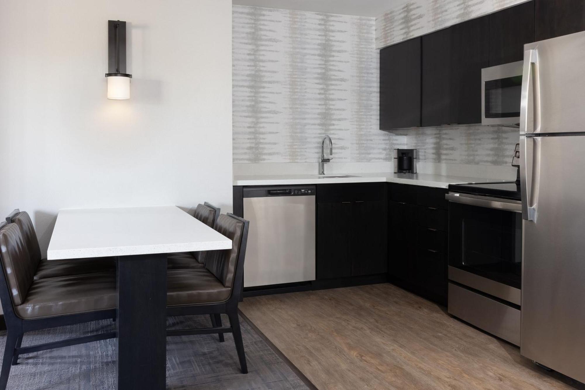 Hotel By Marriott Riverside 3*