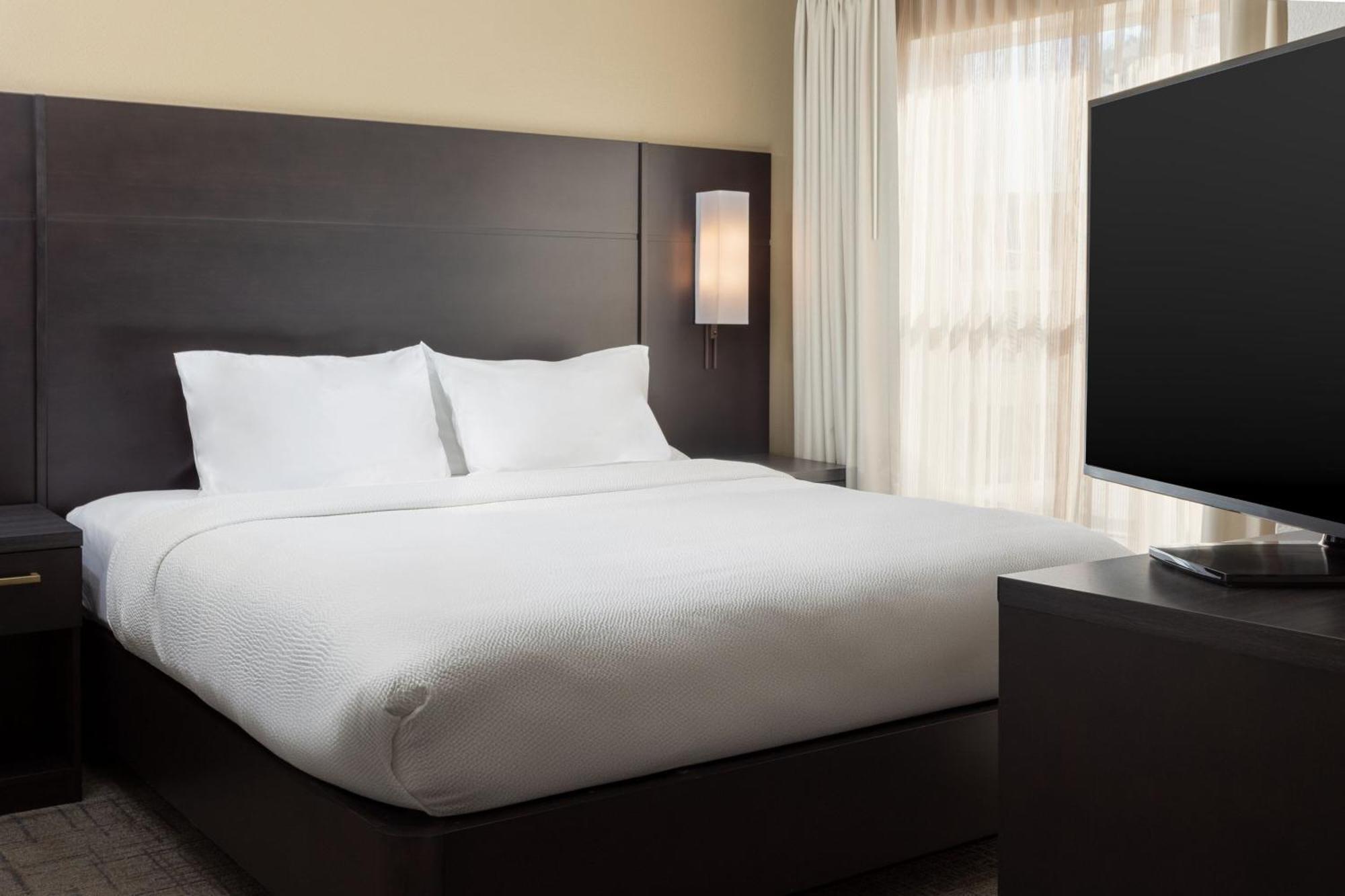 Hotel By Marriott Riverside Corona