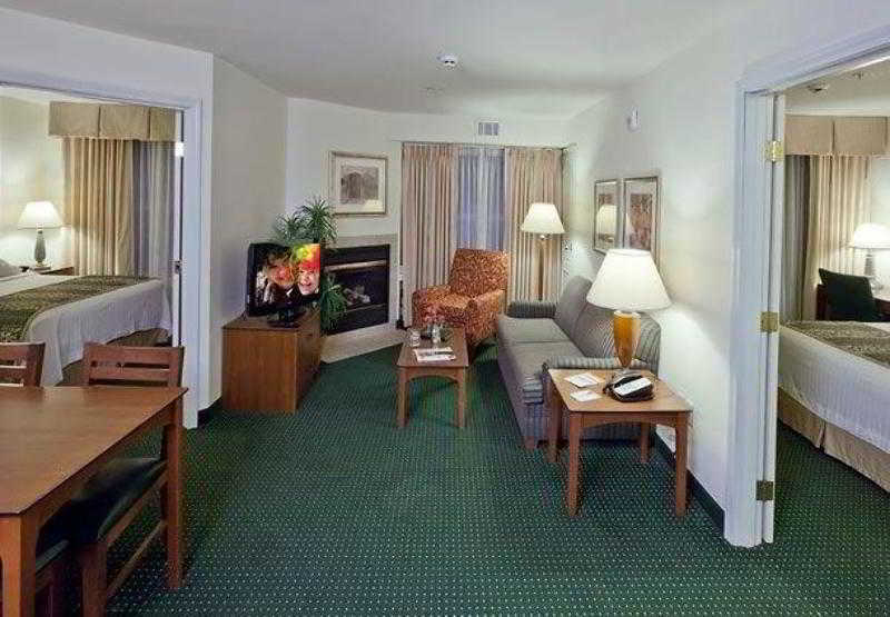 By Marriott Riverside 3* Corona