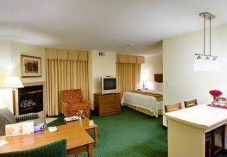 By Marriott Riverside Hotel